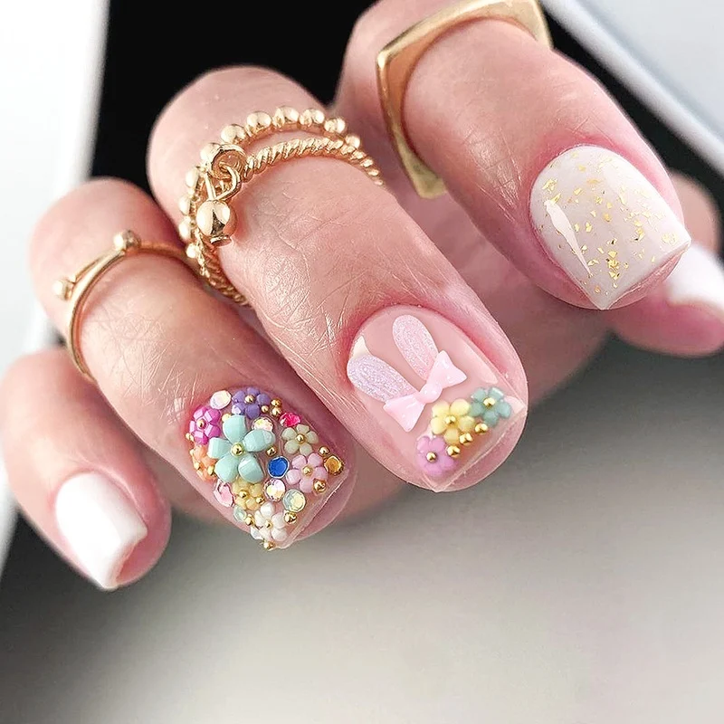 Elegantes Kunstnagelset mit bunten Akzenten Brehn