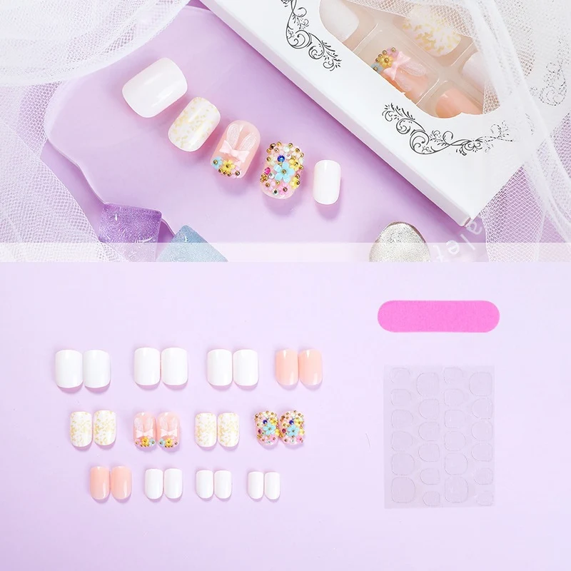 Elegantes Kunstnagelset mit bunten Akzenten Brehn