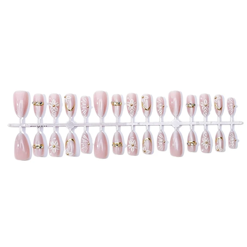Elegantes Kunstnagelset mit Blumen- und Glitzerelementen Brehn