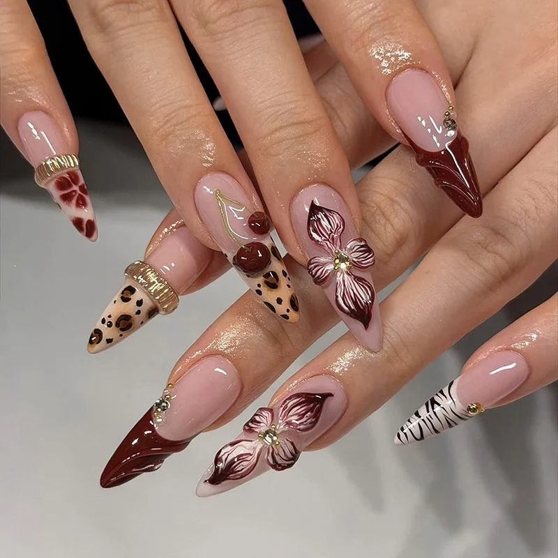 Elegantes Kunstnagelset mit 3D-Blüten und luxuriösen Akzenten Brehn