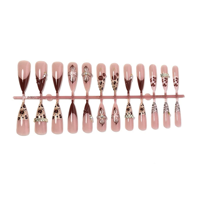 Elegantes Kunstnagelset mit 3D-Blüten und luxuriösen Akzenten Brehn