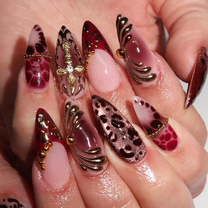 Elegante Kunstnägel mit stilvollem Muster Brehn