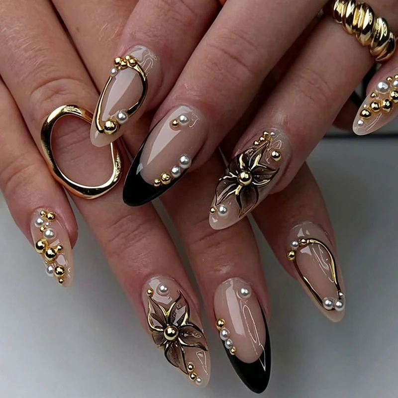 Elegante Kunstnägel mit Perlen- und Goldakzenten Brehn