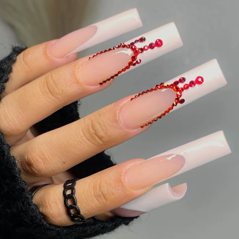 Elegante Kunstnägel mit Glitzersteinen Brehn