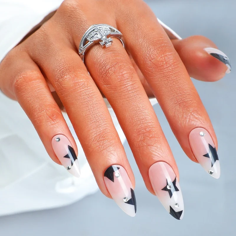Elegante Kunstnägel mit Glitzerakzenten Brehn