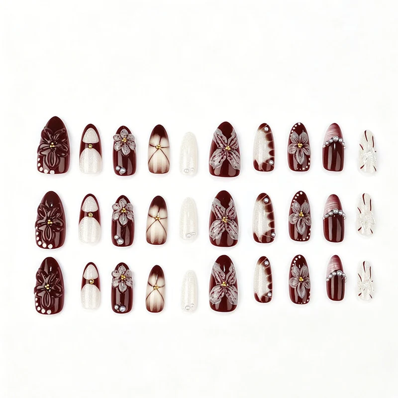 Elegante Künstliche Nail Art mit floralem Design und 3D-Verzierungen Brehn