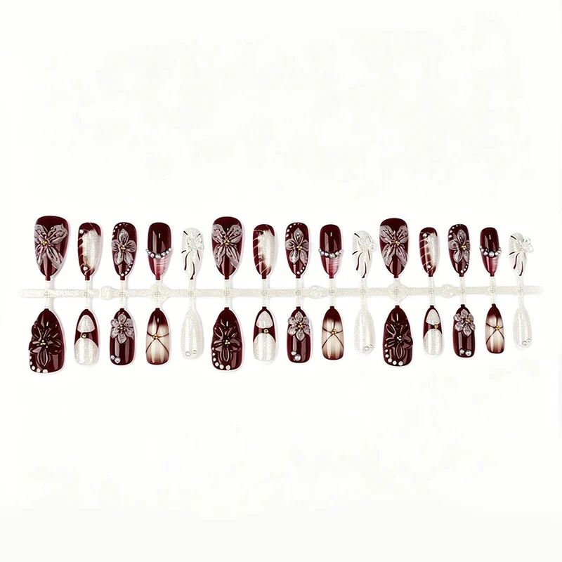 Elegante Künstliche Nail Art mit floralem Design und 3D-Verzierungen Brehn