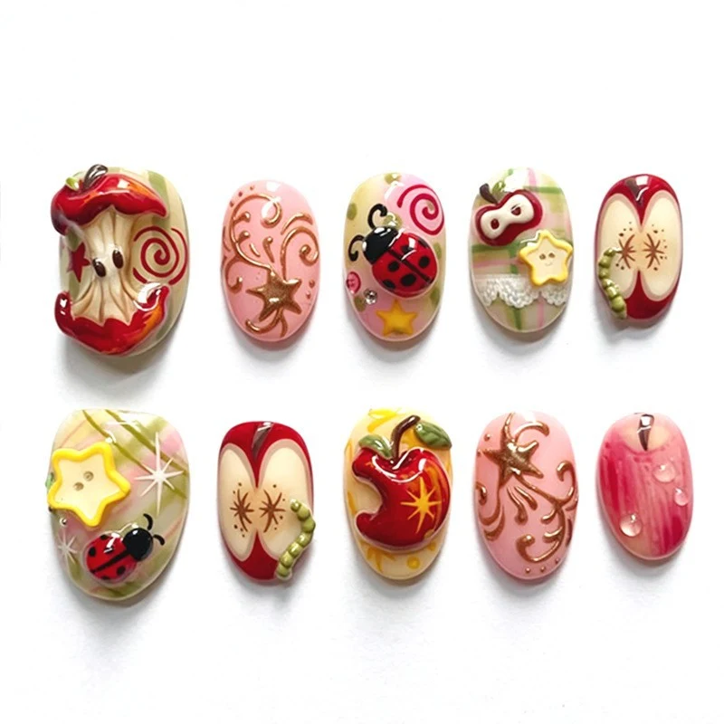 Dekoratives Kunstnagelset mit fröhlichen Motiven und Glitzerakzenten Brehn