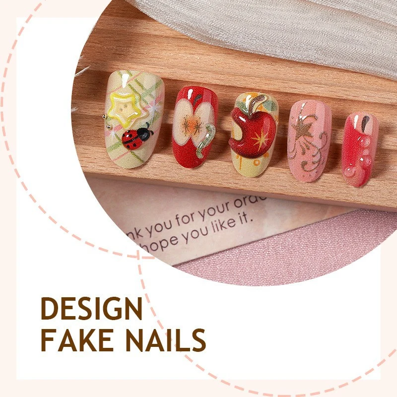 Dekoratives Kunstnagelset mit fröhlichen Motiven und Glitzerakzenten Brehn