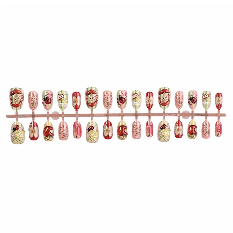 Dekoratives Kunstnagelset mit fröhlichen Motiven und Glitzerakzenten Brehn