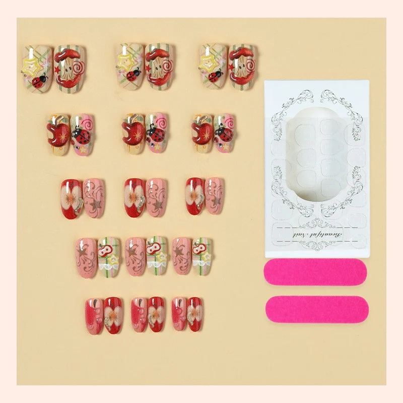 Dekoratives Kunstnagelset mit fröhlichen Motiven und Glitzerakzenten Brehn