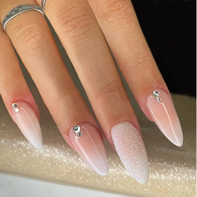 Glamouröse Stiletto Press-On Nagelkunst Set mit Strass-Akzenten