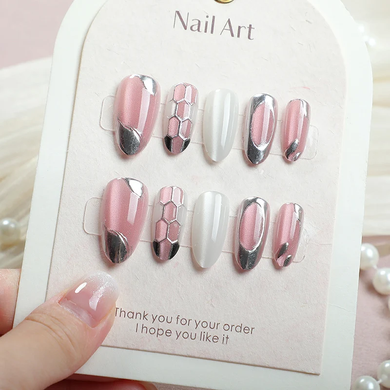 Stylisches Press-On Nagelkunst-Set mit Metallic-Akzenten