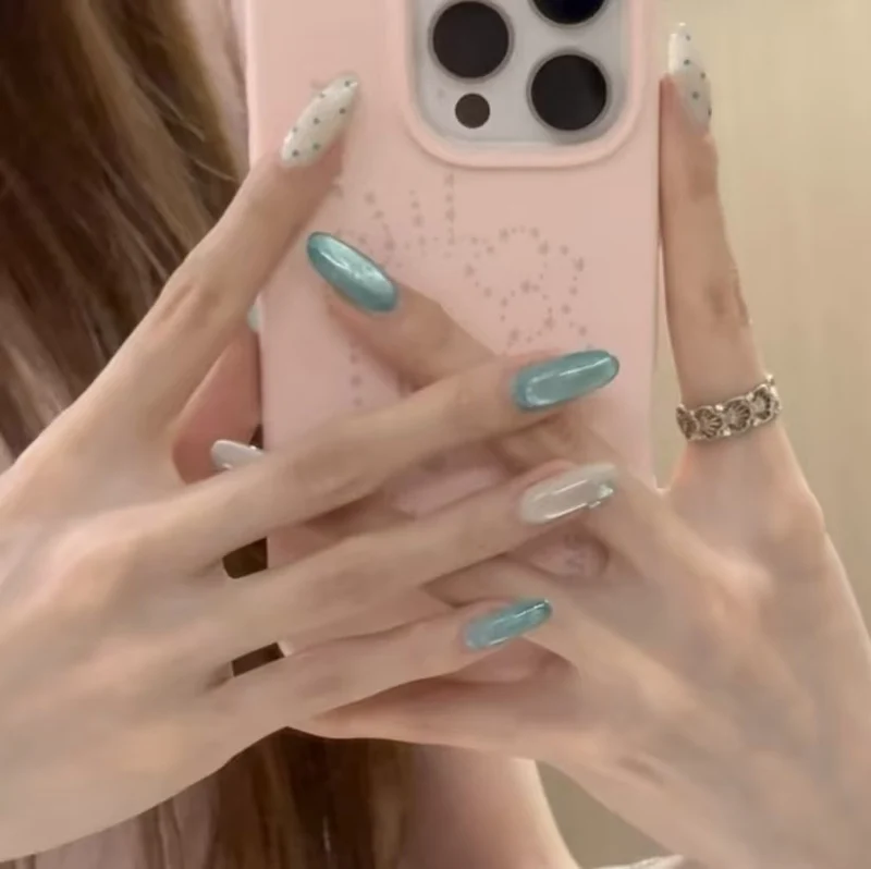 Stylische Gel-Nagelverlängerungen