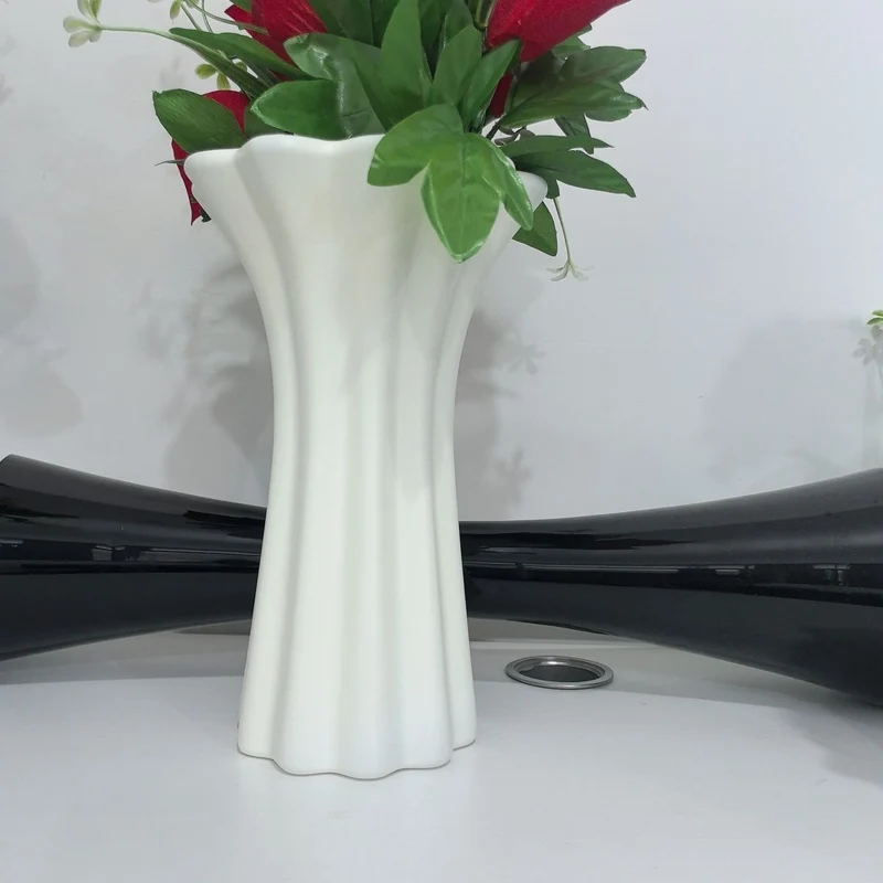 Skulptierte dekorative Blumenvase Brehn