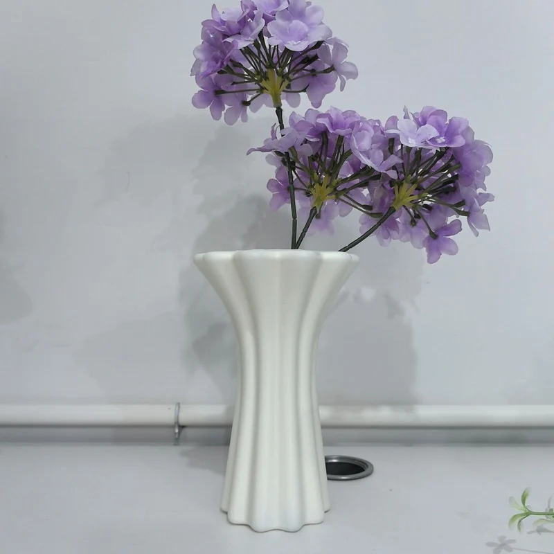 Skulptierte dekorative Blumenvase Brehn