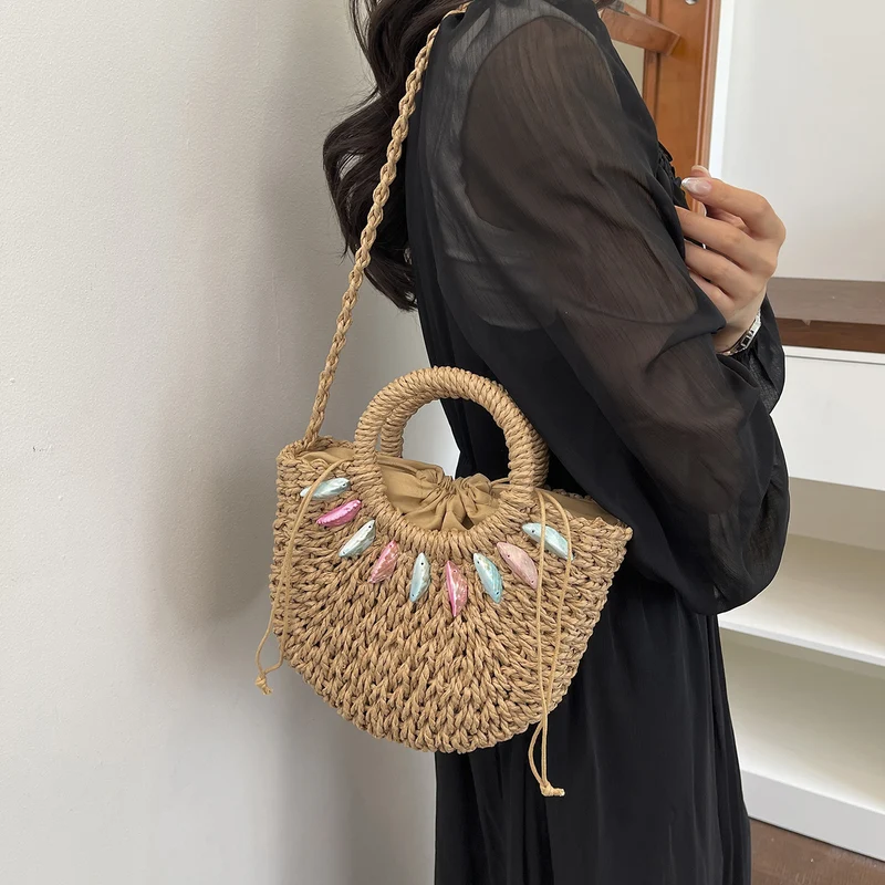 Moderne Strohtasche mit Perlenverzierung Skanto