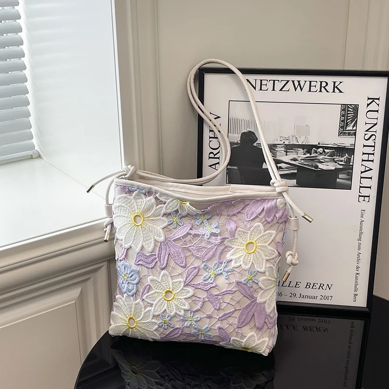 Kunstvoll bestickte Handtasche Skanto