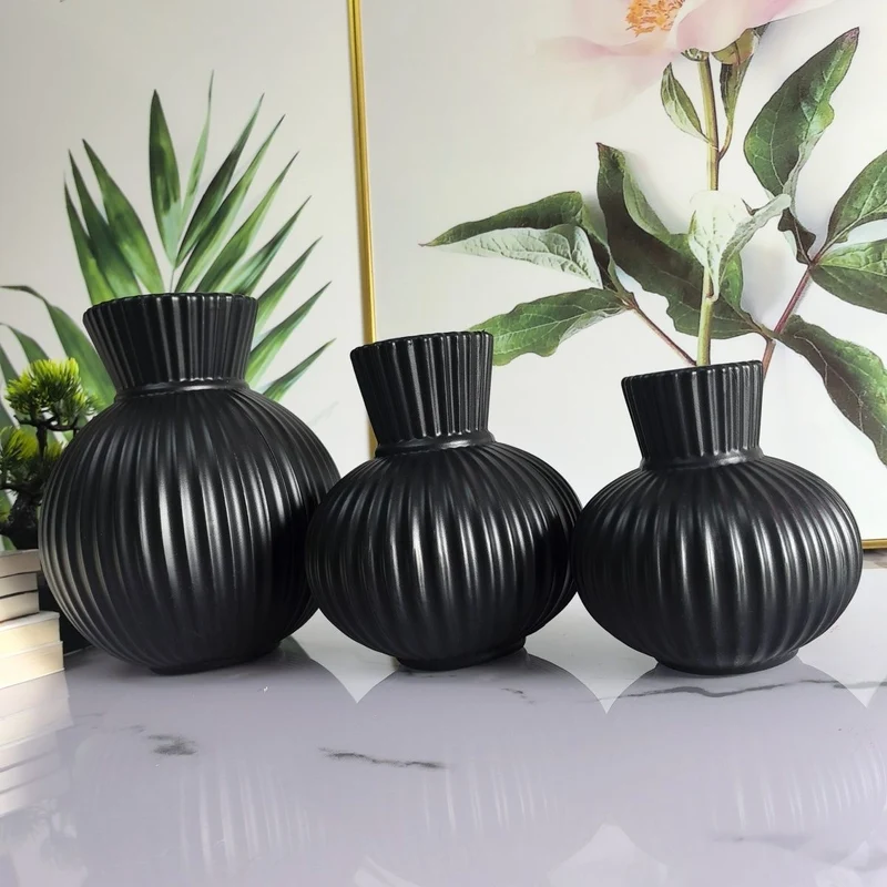 Elegante gerippte Keramikvase Brehn