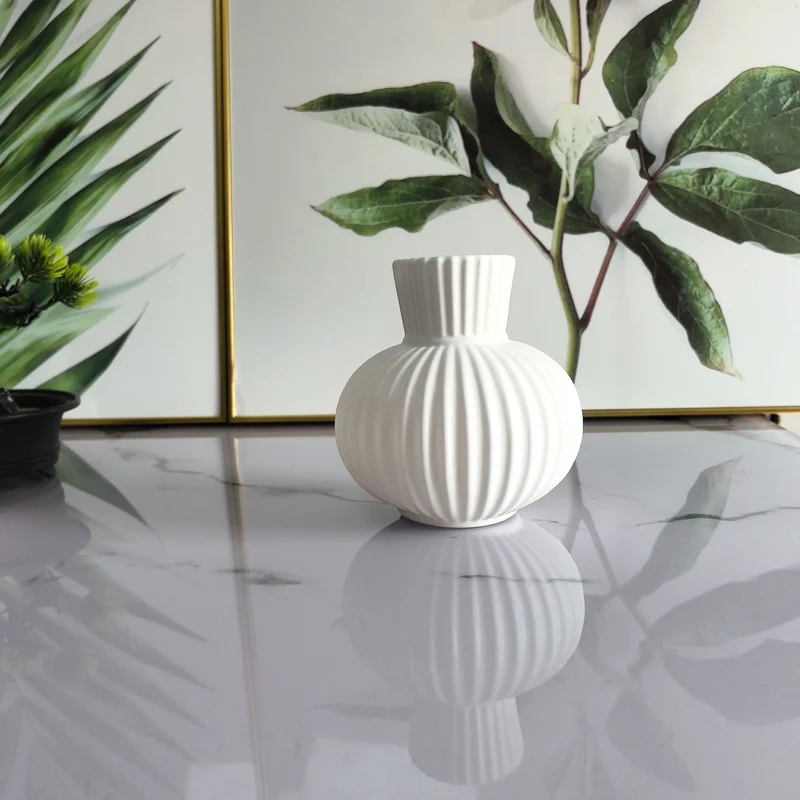 Elegante gerippte Keramikvase Brehn