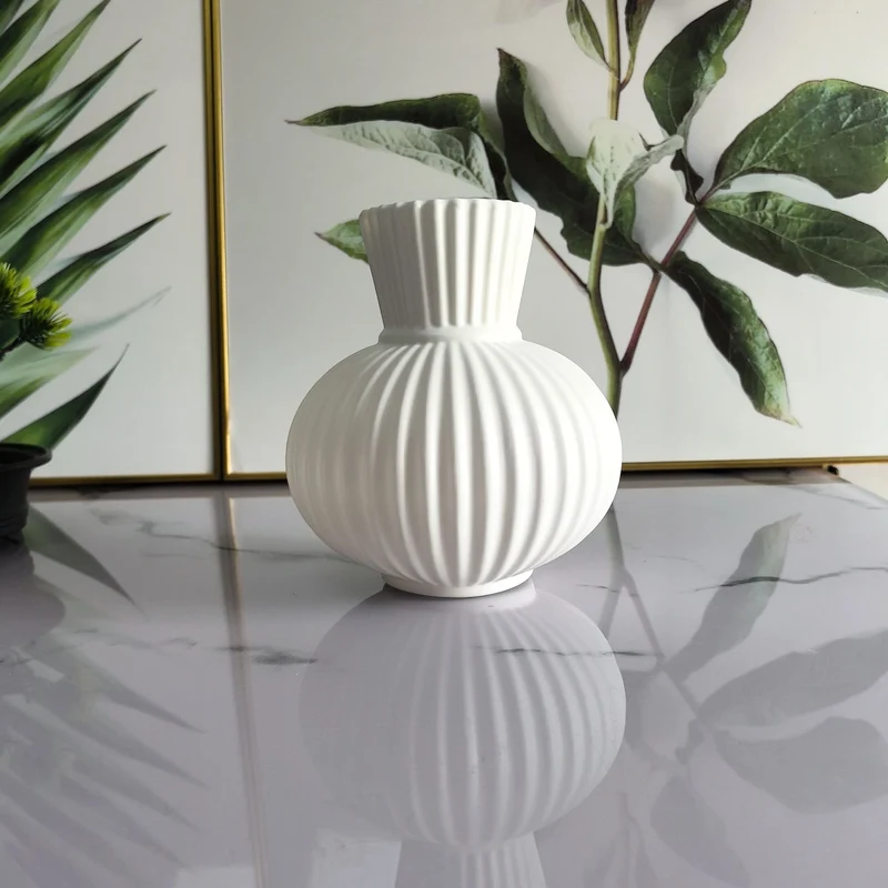 Elegante gerippte Keramikvase Brehn