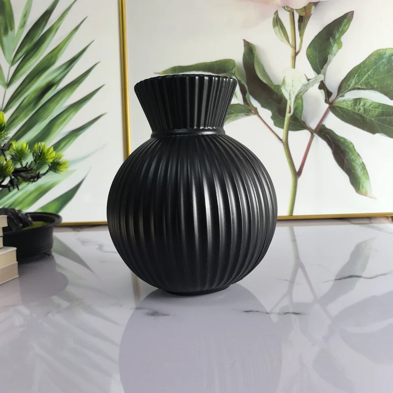 Elegante gerippte Keramikvase Brehn