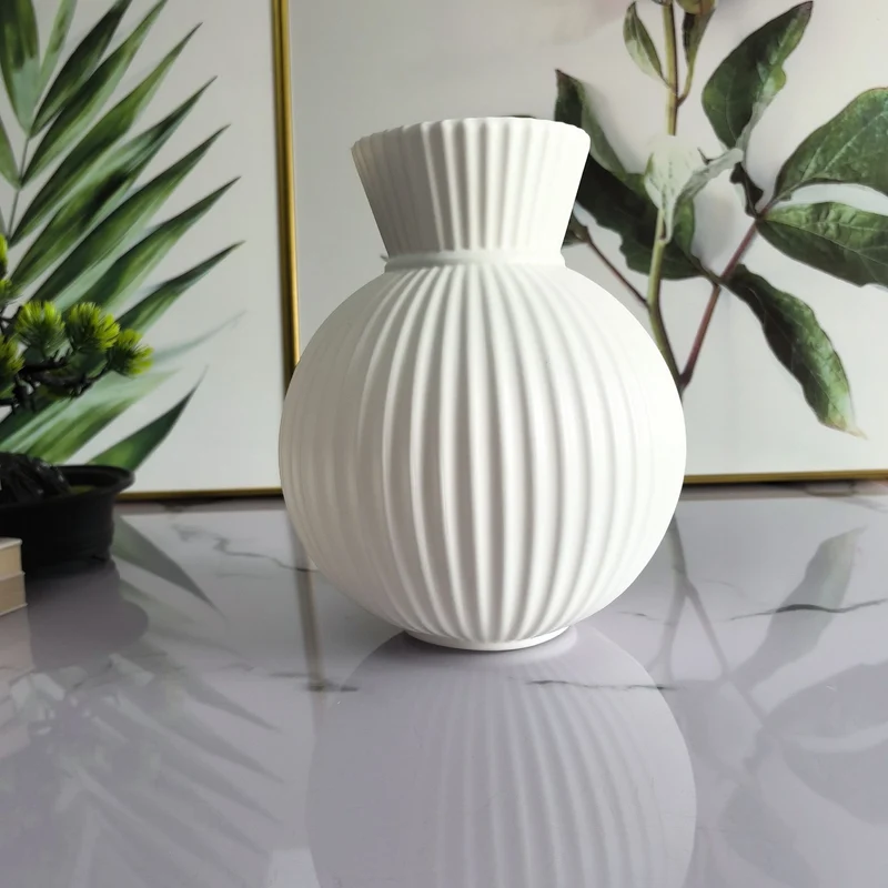 Elegante gerippte Keramikvase Brehn
