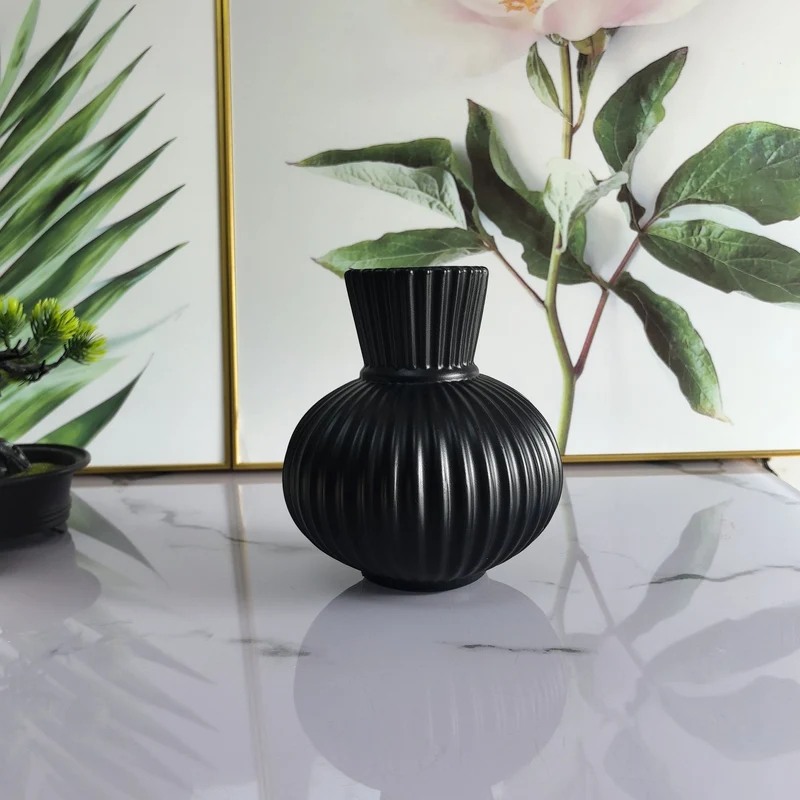 Elegante gerippte Keramikvase Brehn