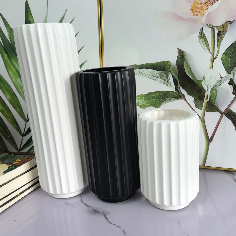Dekorative vertikale gerippte Vase Brehn