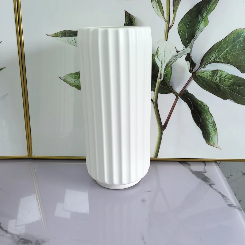 Dekorative vertikale gerippte Vase Brehn