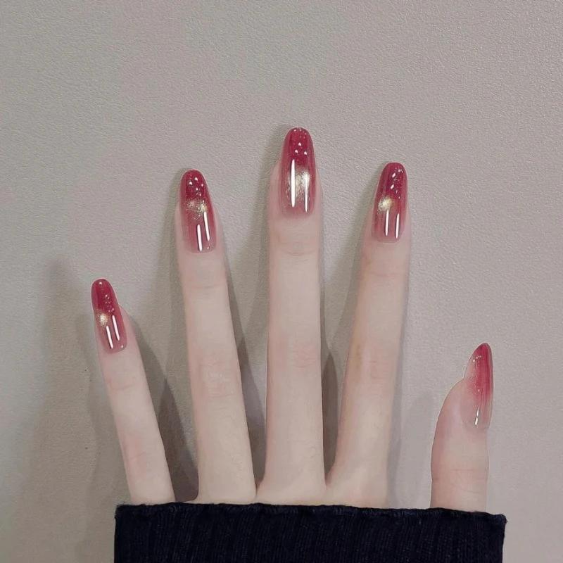 Glänzende Ombre-Nagelverlängerungen mit goldenen Akzenten