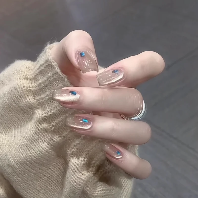 Glitzernde Nagelkunstverlängerungen