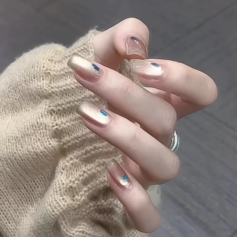 Glitzernde Nagelkunstverlängerungen
