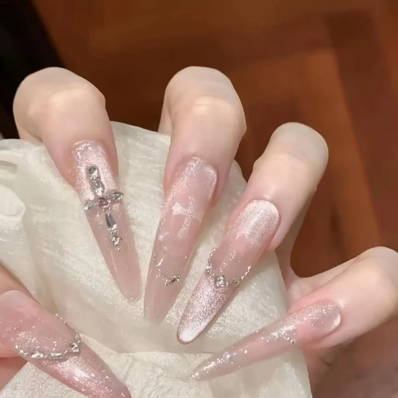 Glamouröse Stiletto-Nagelerweiterungen mit dekorativen Akzenten