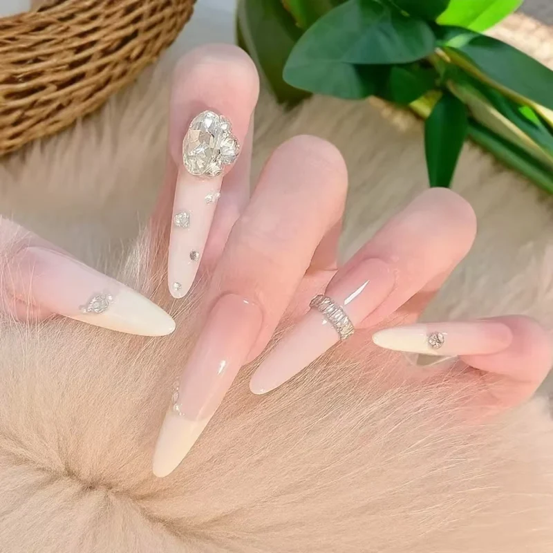 Glamouröse Stiletto-Nagelverlängerungen mit Kristallakzenten