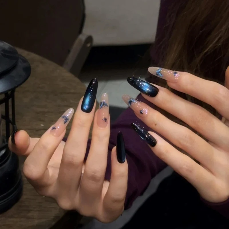 Elegante Stiletto-Nagelverlängerungen mit funkelnden Sternakzenten