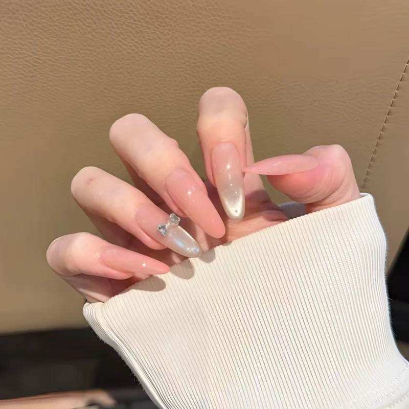 Elegante Nagelverlängerungen mit Schmetterlingsakzenten
