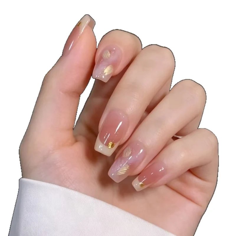 Elegante französische Nagelverlängerungen mit goldenen Akzenten