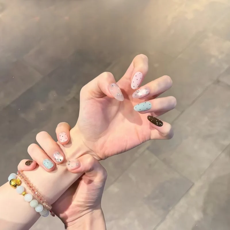 Künstlerische Pünktchen-Nagelverlängerungen