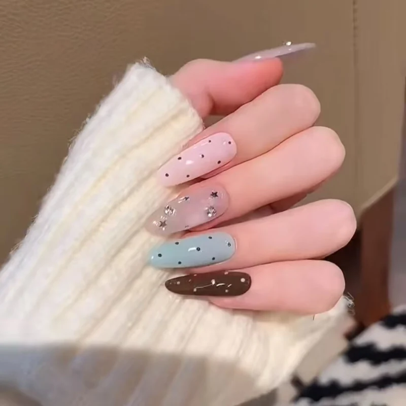 Künstlerische Pünktchen-Nagelverlängerungen