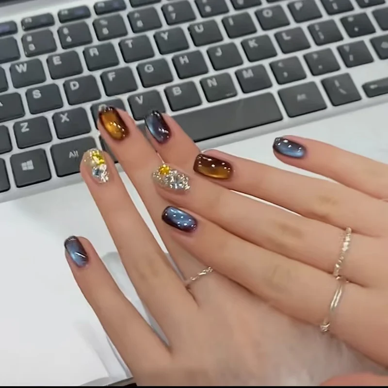 Künstlerische Ombre Nagelverlängerungen mit metallischen Akzenten