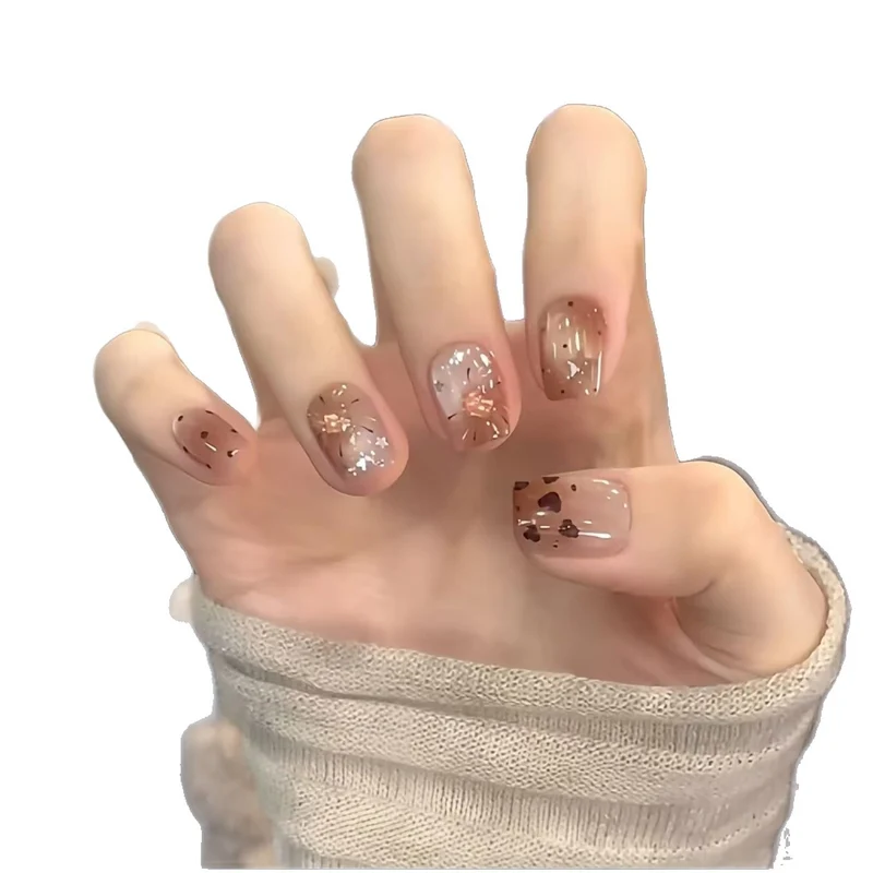 Künstlerische Nagelkunstverlängerungen mit metallischen Akzenten