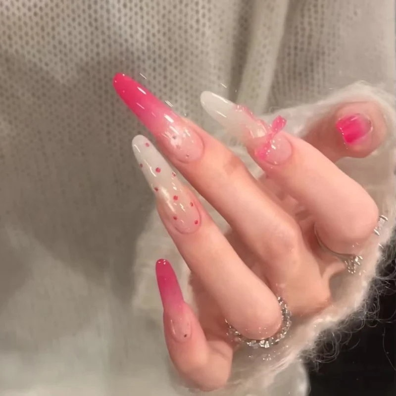 Künstlerische Gradient-Nagelerweiterungen mit dekorativen Akzenten
