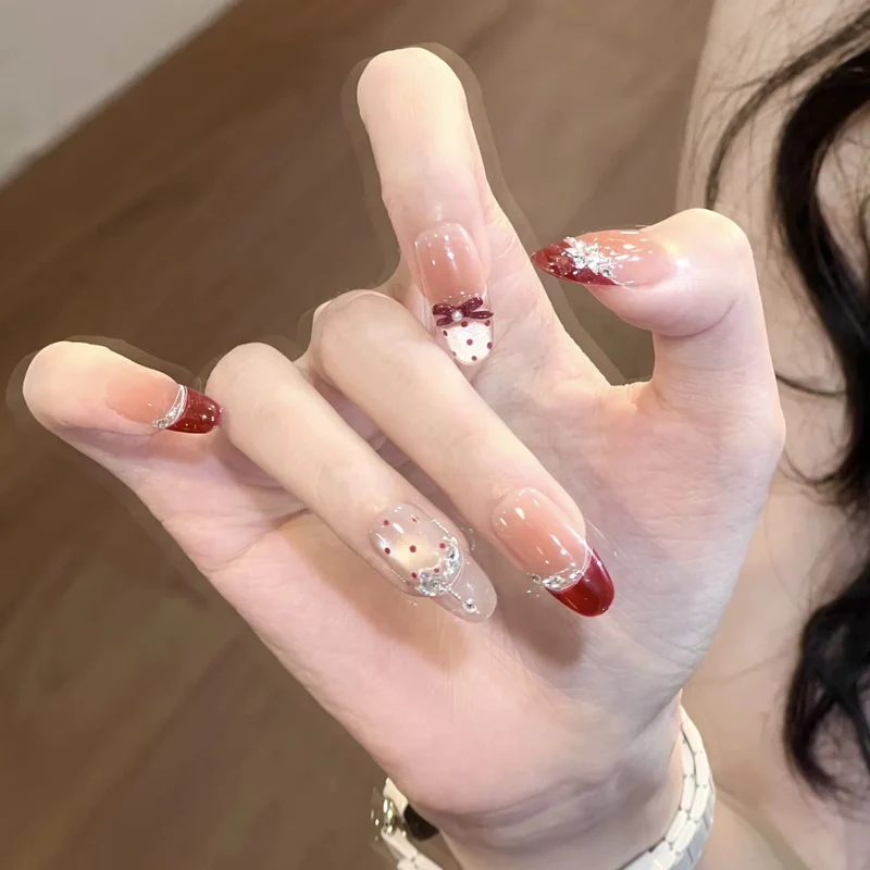 Künstlerische Stiletto-Nagelverzierungen mit dekorativen Akzenten