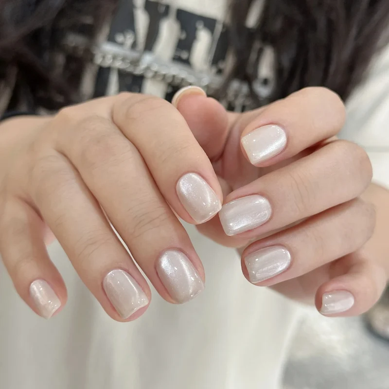 Künstlerische Stiletto-Nagelverzierungen mit dekorativen Akzenten