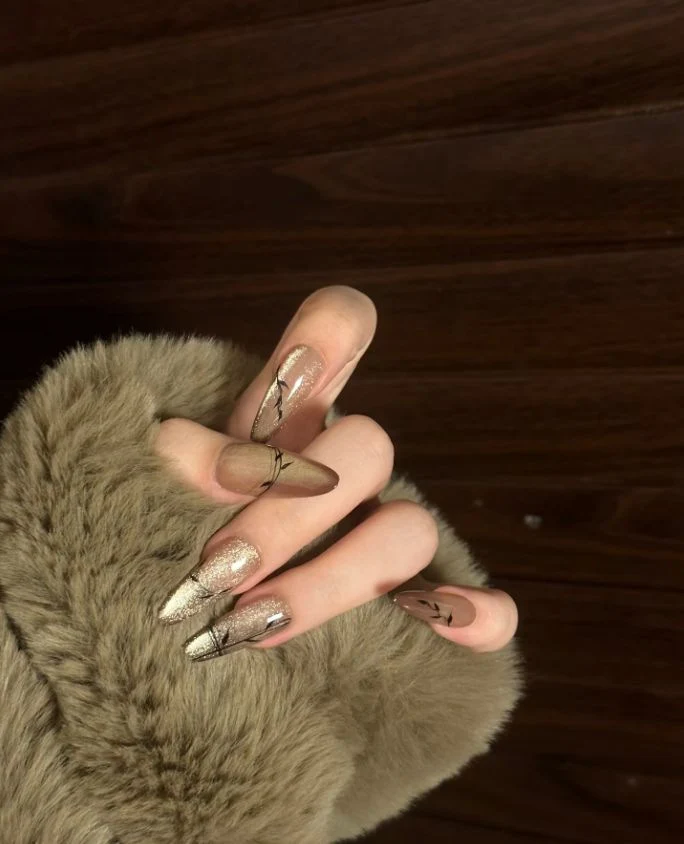 Künstlerische Stiletto-Nagelverbesserungen