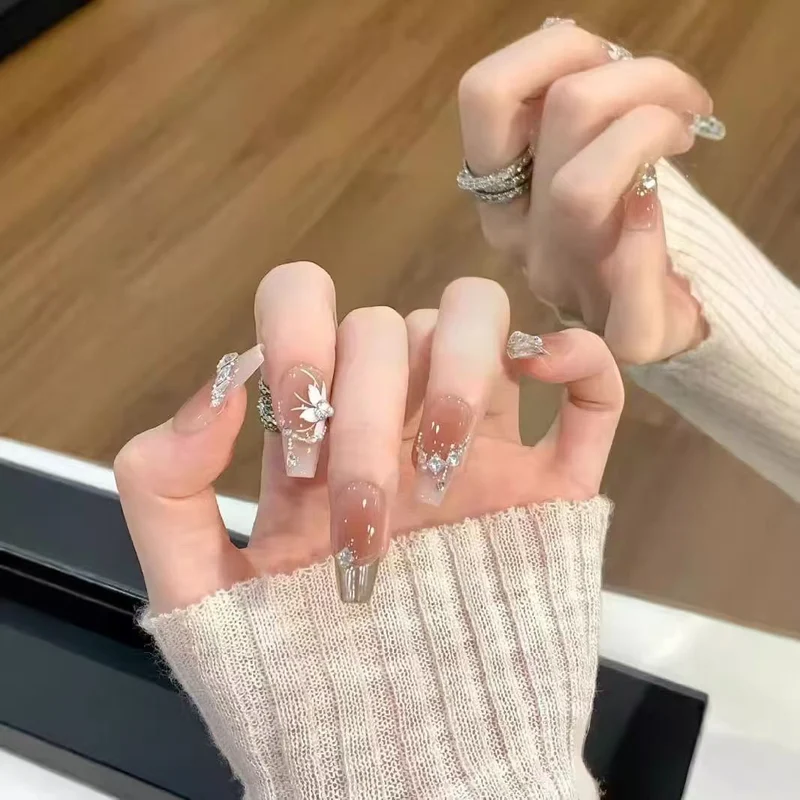 Künstlerische Nagelkunst