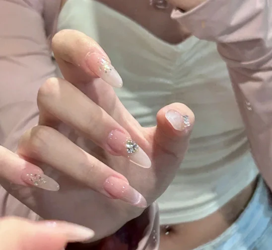 Künstlerische Nagelkunst