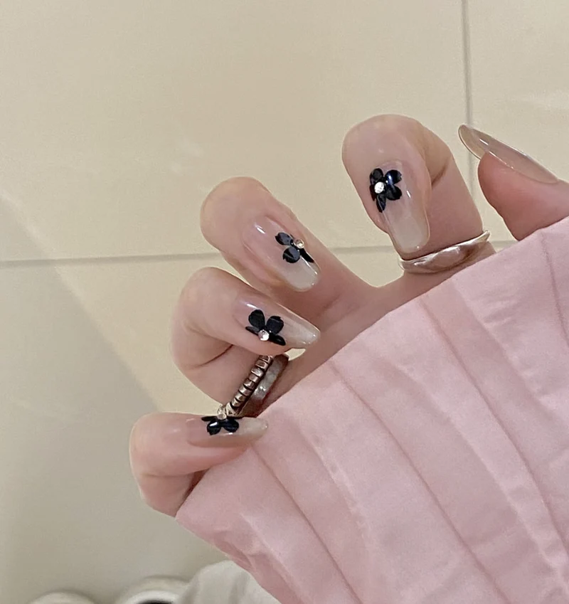 Künstlerische Nagelkunst