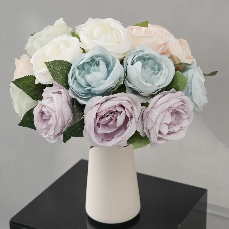 Lebensechte florale Tischdekoration